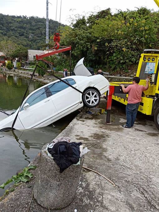 賓利車本月13日墜落魚池。。（圖／翻攝畫面）