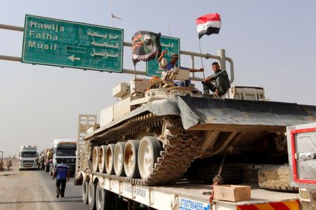 A convoy of Iraqi security forces advances on the outskirts of Mosul, to fight against Islamic State militants, in Kirkuk, Iraq, October 12, 2016. REUTERS/Ako Rasheed