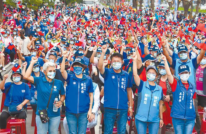 台東市長參選人陳銘風競選總部25日成立，支持群眾揮舞國旗，高喊「凍蒜」。（莊哲權攝）