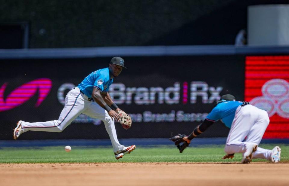 El torpedero de los Marlins Tim Anderson (izq.) y el segunda base Luis Arráez tratan de fildear una pelota en el segundo inning del partido ante los Piratas de Pittsburgh, celebrado el 31 de marzo de 2024 en Miami.