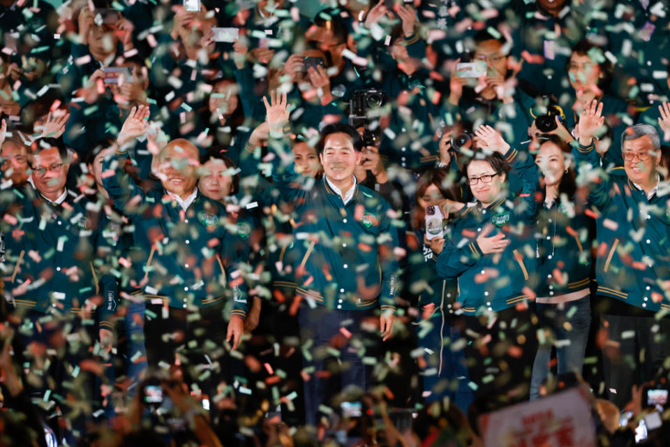 賴清德(中)躺著選獨善其身，綠營名嘴直批別沉湎在總統大選勝利，忘了立委輸到脫褲。（示意圖／報系資料照）