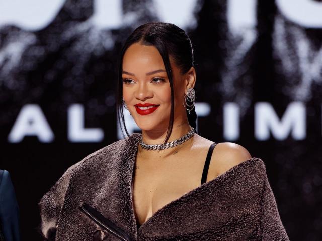 Pregnant Rihanna performs Super Bowl 2023 halftime show