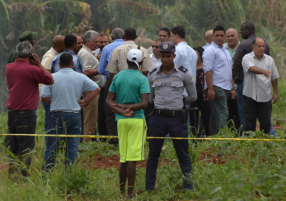 <p>Cuban President Miguel Diaz-Canel (L) arrives at the site of the accident after a Cubana de Aviacion aircraft crashed after taking off from Havana’s Jose Marti airport on May 18, 2018. – A Cuban state airways passenger plane with 113 people on board crashed on shortly after taking off from Havana’s airport, state media reported. The Boeing 737 operated by Cubana de Aviacion crashed “near the international airport,” state agency Prensa Latina reported. Airport sources said the jetliner was heading from the capital to the eastern city of Holguin. (Photo: Yamil Lage/AFP/Getty Images) </p>