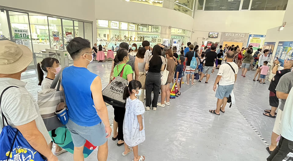 炎炎夏日！台南市立游泳池購票入場民眾大排長龍。（記者陳治交攝）