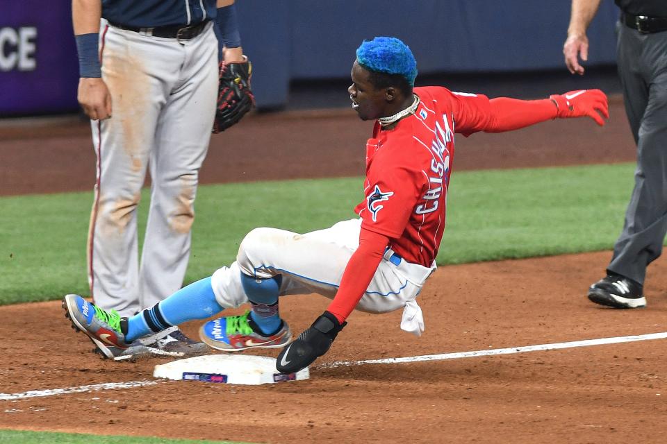 Jazz Chisholm se desliza hacia la tercera base durante un juego en mayo pasado contra los Bravos.