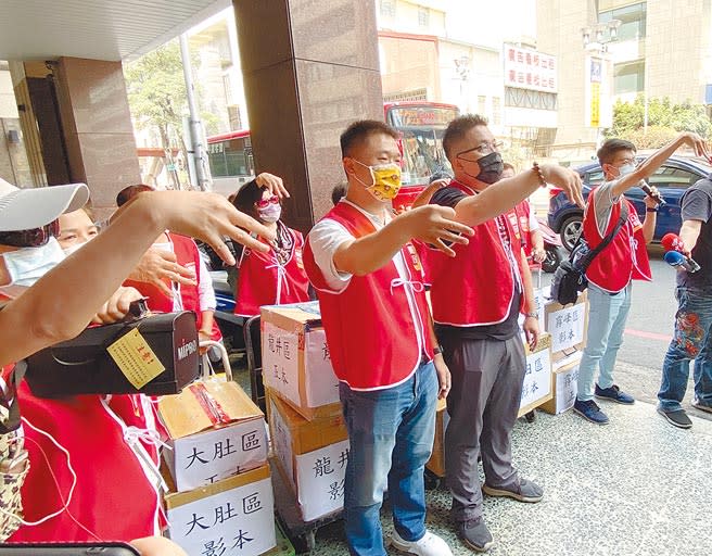 台灣基進立委陳柏惟罷免案二階段連署書送交選委會，國民黨立院黨團昨開「修憲併大選可以！罷免併公投不行？」記者會指出，中央明顯不希望罷免併公投，已造成地方反彈。圖為5月10日「刪Q總部」將二階連署書造冊3萬多份遞送交台中市選委會審核。（本報資料照片）