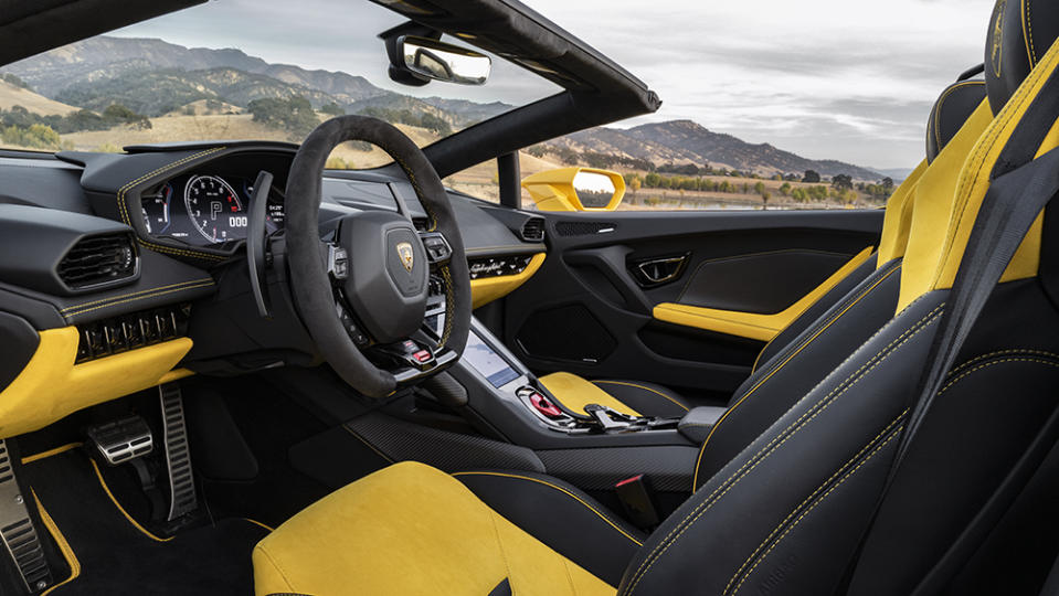 Lamborghini Huracán Evo Spyder interior.