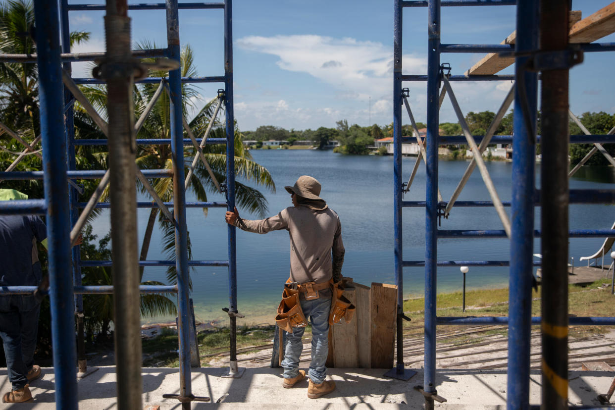 Cristian, un migrante de 14 años, trabaja en un sitio de construcción en North Miami, Florida, en lugar de ir a la escuela, el 30 de agosto de 2022. (Kirsten Luce/The New York Times)