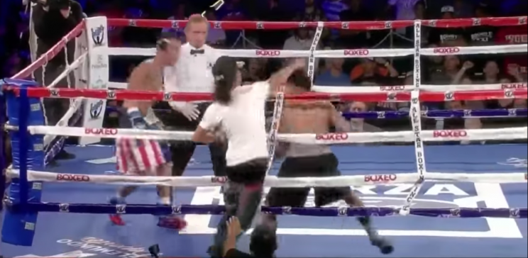 Este es el preciso momento en el que sube al ring el hermano de Pagán para intentar agredir a Reséndiz. Cortesía: Telemundo