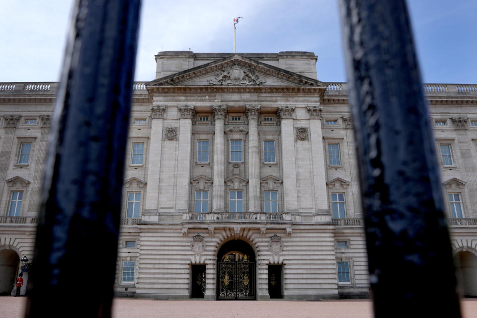 Una vista del balcón del Palacio de Buckingham, en Londres, el viernes 6 de mayo de 2022. (Foto AP/Kirsty Wigglesworth)