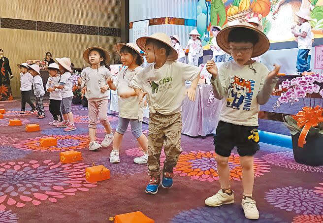 高雄市政府13日舉辦農民節表彰大會，幼兒園小朋友以自製農民服裝道具，唱跳演出「台灣囝仔攏吃台灣米」，活潑逗趣模樣，掀起大會一陣高潮。（林雅惠攝）