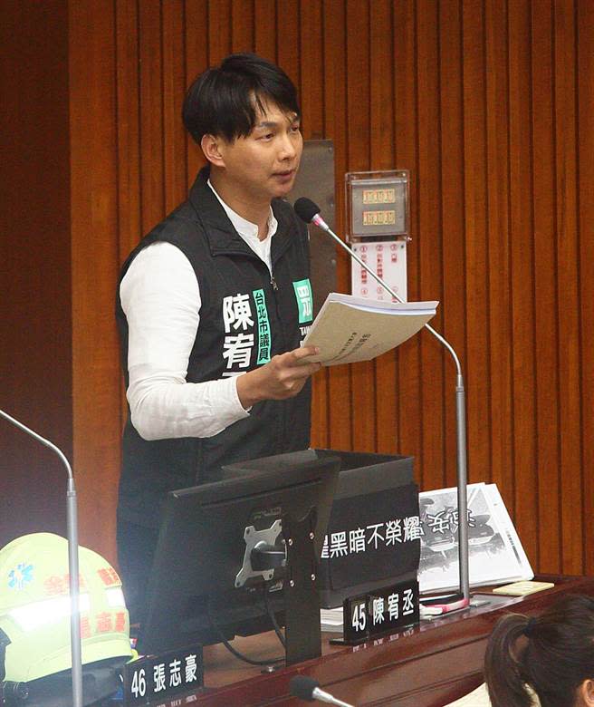 議員陳宥丞則以最近有名的電視劇「黑暗榮耀」諧音，直指北市府在蔣萬安上任後有三件「黑暗不榮耀」的事物。（張鎧乙攝）