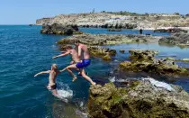 <p>Crimea es un destino muy popular de playa, pero este año se está viendo afectado por la guerra. (Photo by OLGA MALTSEVA/AFP via Getty Images)</p> 