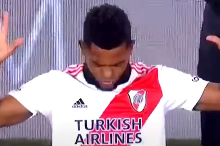 El ritual de Miguel Borja durante su debut ante Gimnasia y Esgrima La Plata en julio de 2022.