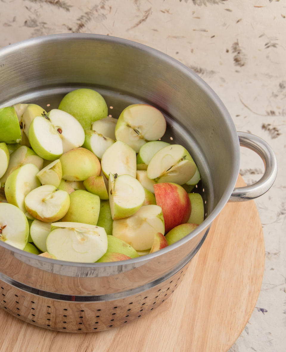 Um Äpfel haltbar zu machen, greifen viele Bio-Gärtner zum Wassertrick (Symbolbild: Getty Images)