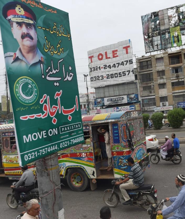 Pakistani commuters drive past posters of army chief General Raheel Sharif in Karachi on July 12, 2016 (AFP Photo/Rizwan Tabassum)