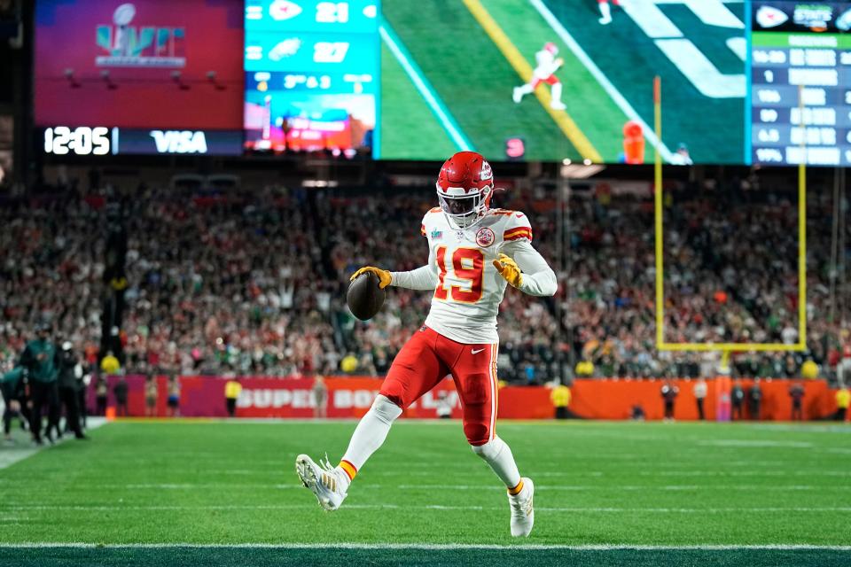 Kansas City Chiefs wide receiver Kadarius Toney (19) scores a touchdown against the Philadelphia Eagles during the second half of the NFL Super Bowl 57 football game, Sunday, Feb. 12, 2023, in Glendale, Ariz. (AP Photo/Abbie Parr)