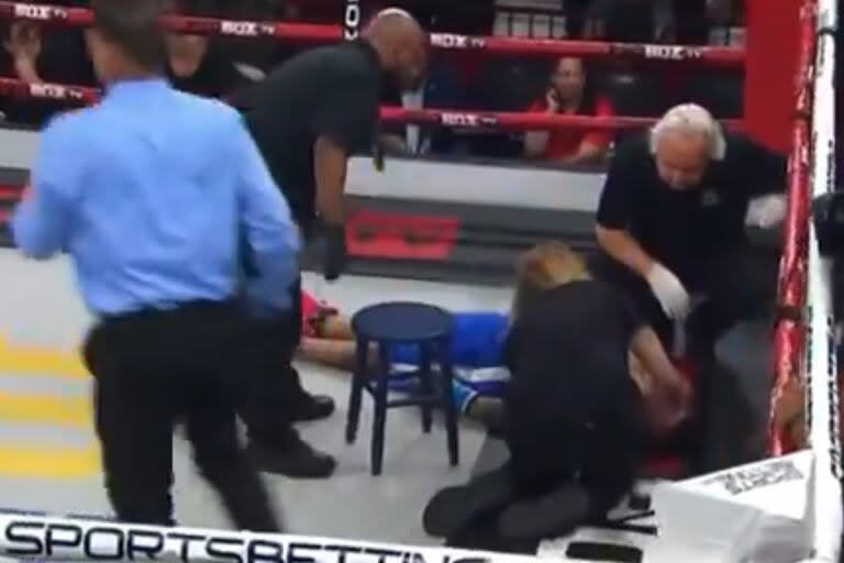 Jonathan Sosa es atendido sobre el ring luego del brutal KO que le propinó el estadounidense Terrence Williams