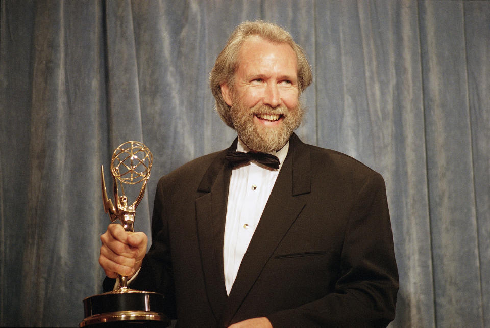 ARCHIVO - Jim Henson, creador de The Muppets y la fuerza creativa detrás de la serie de televisión "Sesame Street" sostiene su Emmy en Pasadena, California el 17 de septiembre de 1989. Henson es retratado en el documental "Jim Henson: Idea Man". (Foto AP, archivo)