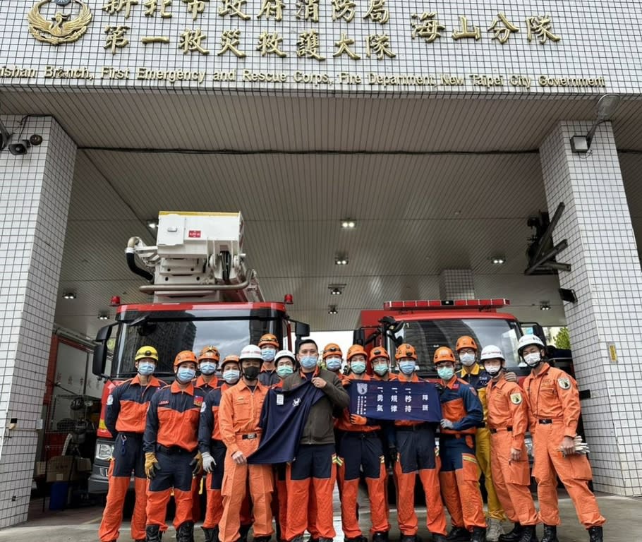 《圖說》東京消防廳教官今日至新北消第一大隊海山分隊與戰技教官團進行交流，互贈紀念品。〈第一大隊提供〉