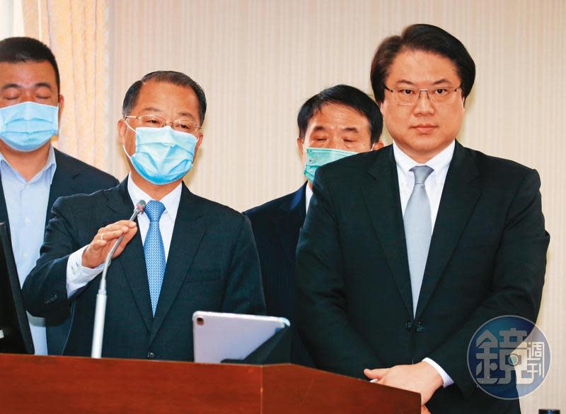 內政部長林右昌（右）、警政署長黃明昭（左）對國際毒郵包案十分重視，下令嚴打。