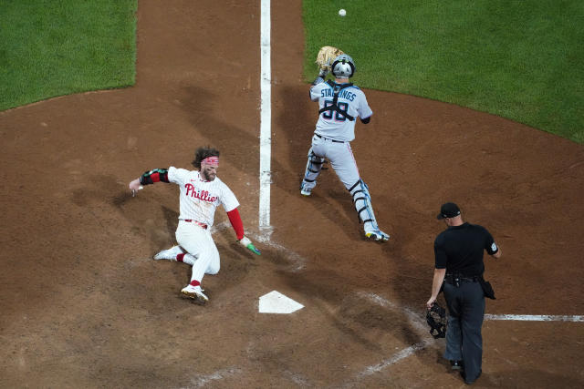 Rhys Hoskins celebrates home run with Philadelphia Eagles tribute