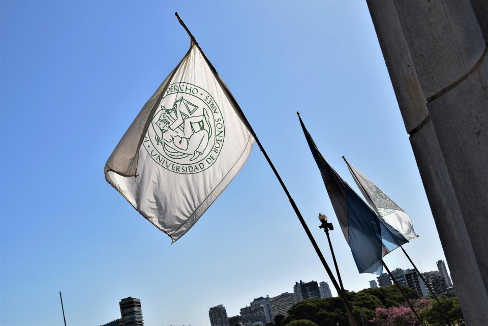 Bandera de la Universidad de Buenos Aires, frente a la Facultad de Derecho (Foto: <span>Leandro Estupiñán)</span>