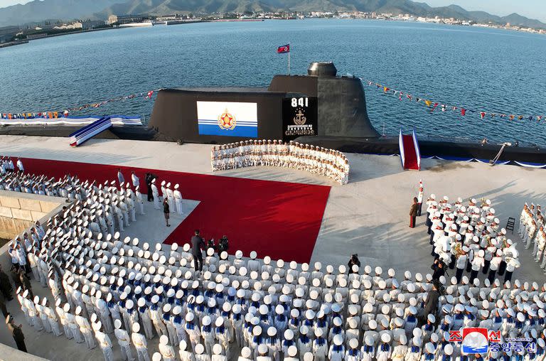 Esta imagen tomada el 6 de septiembre de 2023 y publicada por la Agencia Central de Noticias de Corea del Norte (KCNA) muestra la ceremonia de presentación del nuevo submarino No. 841, en una ubicación no revelada en Corea del Norte. 