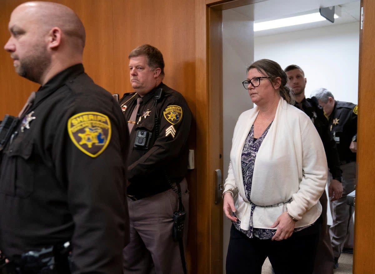 Jennifer Crumbley, the mother of Oxford High School shooter Ethan Crumbley, enters the court to hear the verdict just before the jury found her guilty on four counts of involuntary manslaughter on at Oakland County Circuit Court in Pontiac, Michigan, U.S. February 6, 2024 (Mandi Wright/USA Today Network via Reuters )