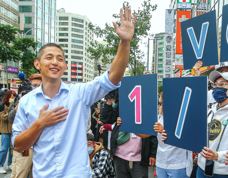 台北市第3選區（中山、北松山）立委補選將在明年1月8日舉行，民進黨立委參選人吳怡農5日一早赴松江商圈向路過市民問好。受訪時他透露今年10月已登記結婚，並不時秀出手上的戒指，至於另一半是否會出來輔選，他表示這要尊重太太意願，並指出夫人全力支持自己參選的決定。（粘耿豪攝）