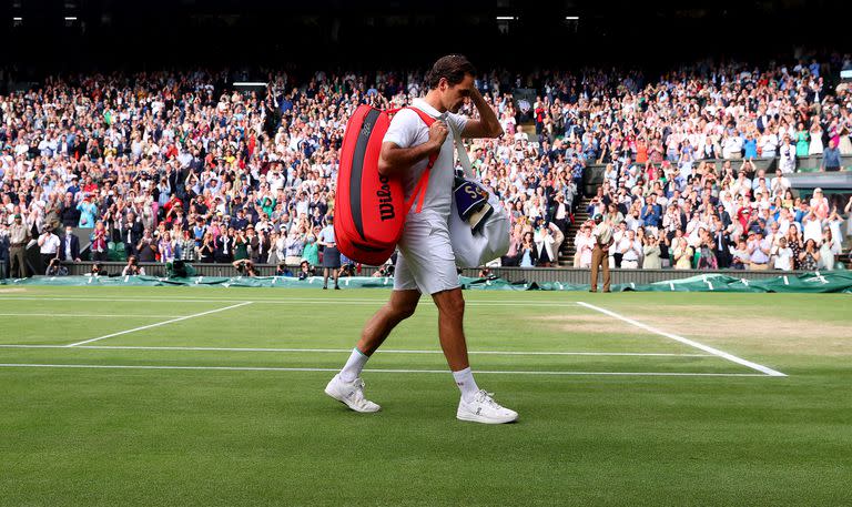 Roger Federer dejando el court central de Wimbledon, el 7 de julio pasado, tras perder Hubert Hurkacz: fue su último partido. 