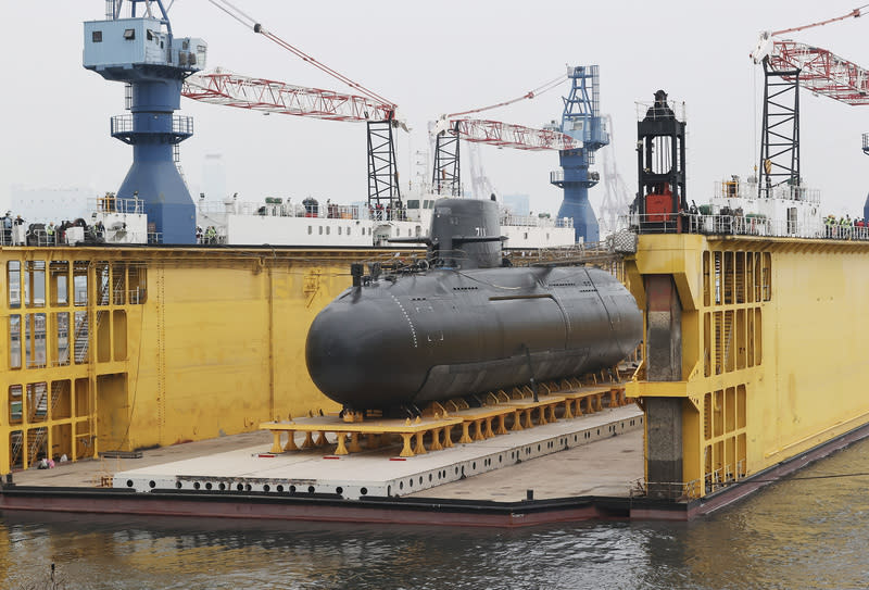 海鯤軍艦移往台船小塢 國造潛艦海鯤軍艦（Narwhal，舷號711）27日由浮塢 移至台船小塢，艦艏上方直立鰭狀物截收聲納 （incept sonar），以及艦艏、船舷側視聲納陣列 （flank sonar array）、魚雷管、進排水口等系統都清 楚可見。 中央社記者董俊志攝  113年2月27日 