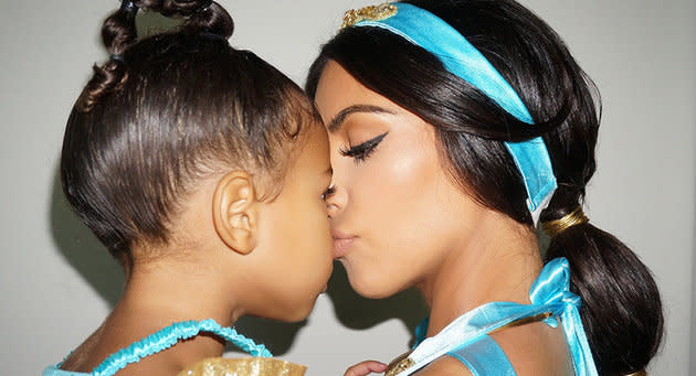 Kim Kardashian comparte con su hijita North durante Halloween.