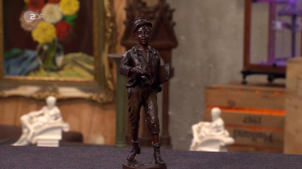 Ebenfalls über den Händlertisch ging die Bronzefigur "Le Figaro" des Pariser Bildhauers Marcel Début um 1900. Den Wunschpreis der Verkäuferin von 200 Euro erhöhte Berding auf 450 Euro. Und den Preis zahlte auch Händler David Suppes. (Bild: ZDF)