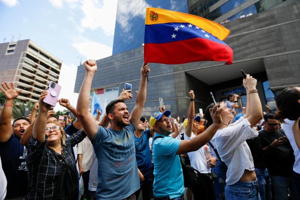 Venezolanos ondean banderas y gritan consignas en apoyo de los líderes opositores Machado y González Urrutia durante una manifestación contra los resultados oficiales de las elecciones presidenciales.