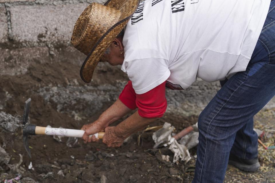 Una persona se une a la búsqueda de familiares desaparecidos, el viernes 19 de abril de 2024, en Zumpango, México. Cientos de activistas en búsqueda de parientes desaparecidos se diseminaron por varias partes de México el viernes para una iniciativa coordinada que eleve el perfil de la labor de búsqueda que lideran las familias de miles de desaparecidos en el país, sin el apoyo de las autoridades. (AP Foto/Marco Ugarte)