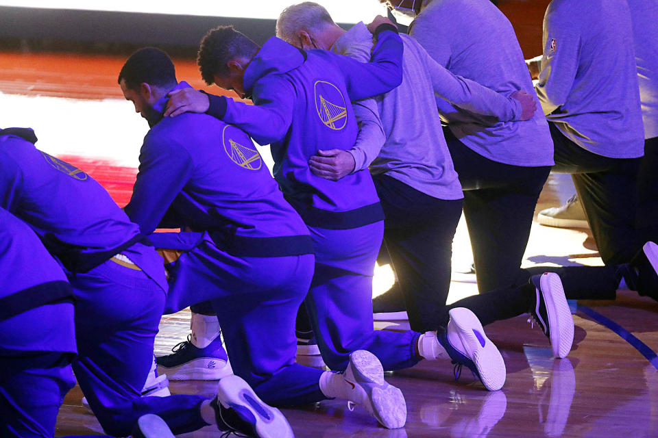 SAN FRANCISCO, CA -  JANUARY 6: Golden State Warriors' Stephen Curry joins teammates and coaching staff in kneeling during National Anthem before playing Los Angeles Clippers during NBA game at Chase Center in San Francisco, Calif., on Wednesday, January 6, 2021. (Carlos Avila Gonzalez/The San Francisco Chronicle via Getty Images)