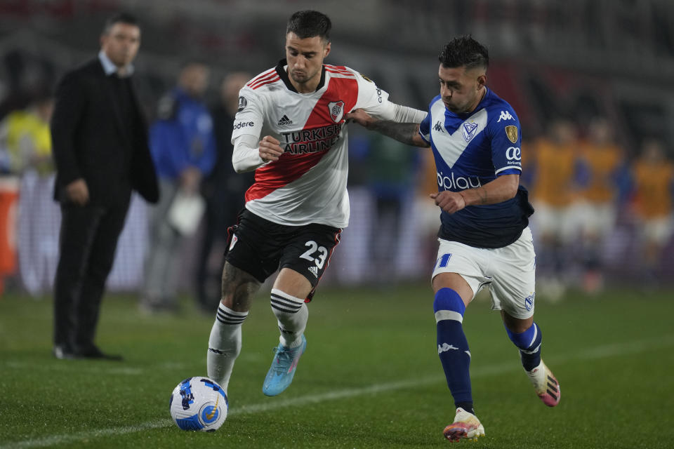 Emanuel Mammana of River Plate, left, fights for the ball with Lucas Janson of Velez Sarsfield during a Copa Libertadores round of sixteen, second leg soccer match at Monumental stadium in Buenos Aires, Argentina, Wednesday, July 6, 2022. (AP Photo/Natacha Pisarenko)