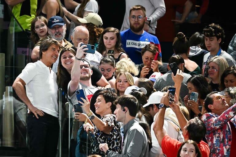 El actor Tom Cruise acepta tomarse fotos con los espectadores