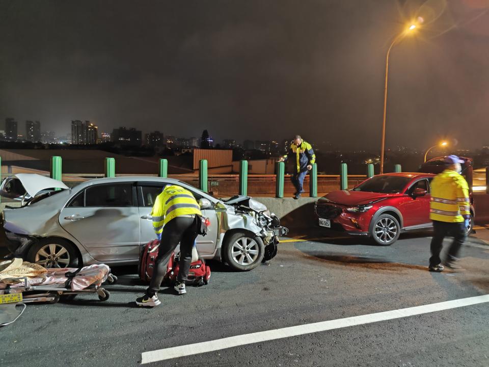 <strong>警消到場處理事故搶救傷患（圖／翻攝畫面）</strong>