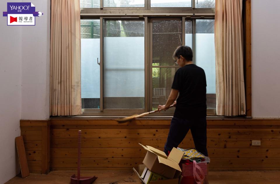 身處潮濕多雨的中寮山區，學校木造建築在維護上相當困難。（攝影／謝佩穎）