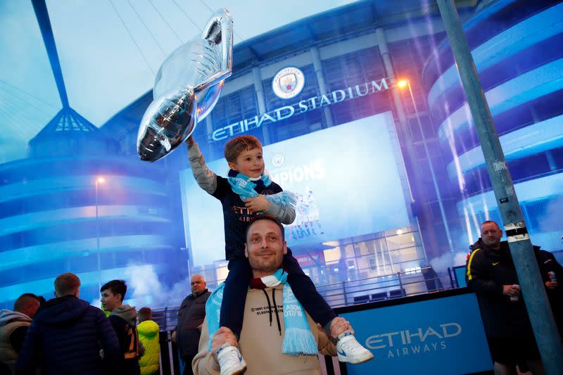 Foto del martes de hinchas del Manchester City celebrando el título de la Premier League en el Etihad Stadium