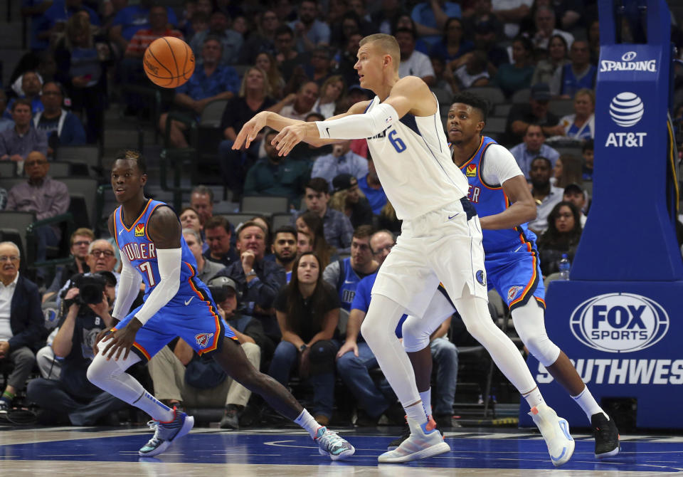 Kristaps Porzingis傳球。(AP Photo/Richard W. Rodriguez)