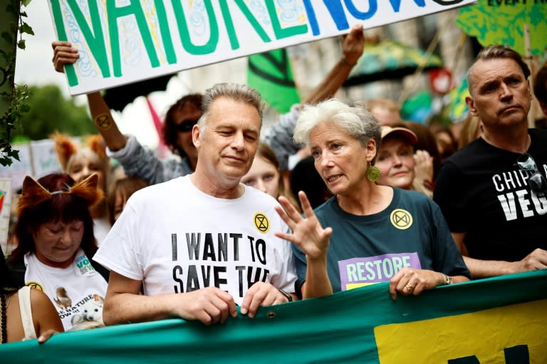 British actress Emma Thompson and British environmentalist Chris Packham (L) take part in the "Restore Nature Now" protest supported by Extinction Rebellion (XR), National Trust and WWF in London on June 22, 2024. (BENJAMIN CREMEL)