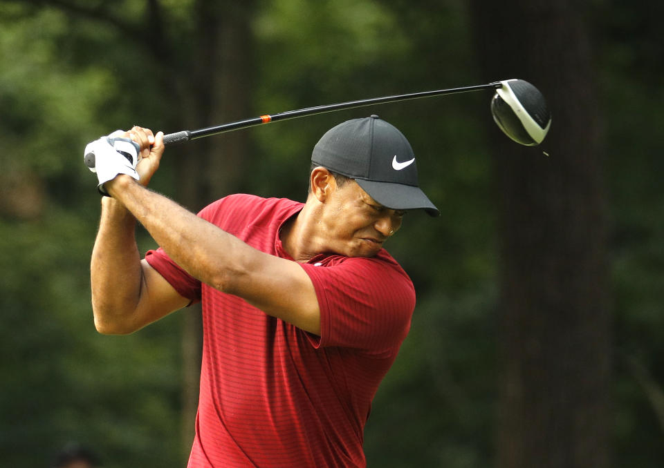 Tiger Woods muestra su frustración tras un mal tiro en el hoyo 17 de la ronda final del Campeonato de la PGA en el campo de golf Bellerive, el domingo 12 de agosto de 2018, en San Luis. (AP Foto/Charlie Riedel)