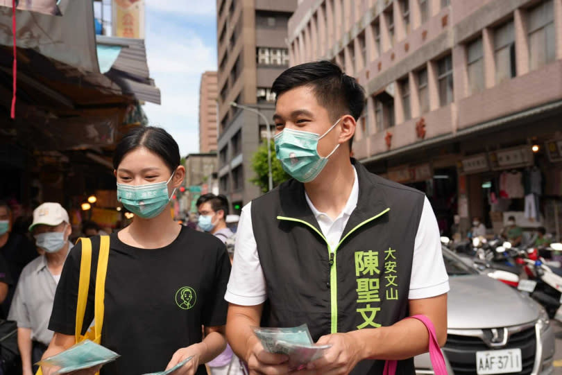 陳聖文以新人之姿投入台北市議員選舉，卻因看板掛太多遭藍綠地方人士圍剿。（圖／翻攝自陳聖文 SHENG臉書 ） 