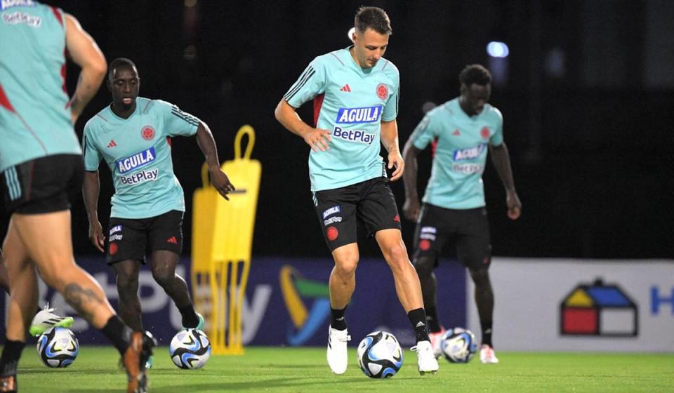 La Selección Colombia entrena en Barranquilla para su compromiso contra Venezuela por las eliminatorias al Mundial 2026. Imagen tomada de X @FCFSeleccionCol.