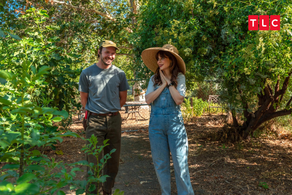 在鏡頭的帶領下，柔伊黛思香奈（右）造訪果園，觀察食用的蔬果究竟是如何生長出來的。（TLC旅遊生活頻道提供）