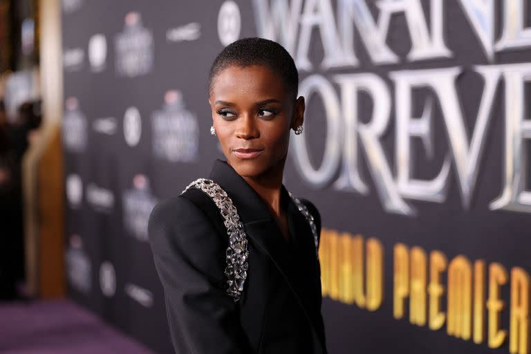 Letitia Wright, quien interpreta a Shuri en la adaptación de Marvel de los cómics Black Panther, asistió al estreno con un conjunto de saco y pantalón