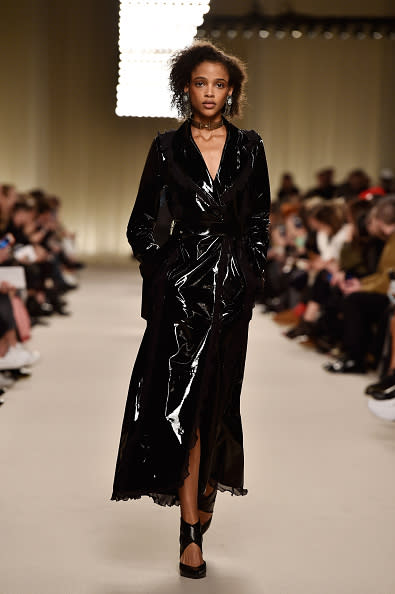 <p>Conviértete en mujer fatal con una gabardina confeccionada en charol y organza. Una exquisita pieza que solo pudo haber surgido de la casa de moda parisina Lanvin. Úsala con un vestido corto para lucir tus piernas. <em>Foto: Pascal Le Segretain/Getty Images</em> </p>